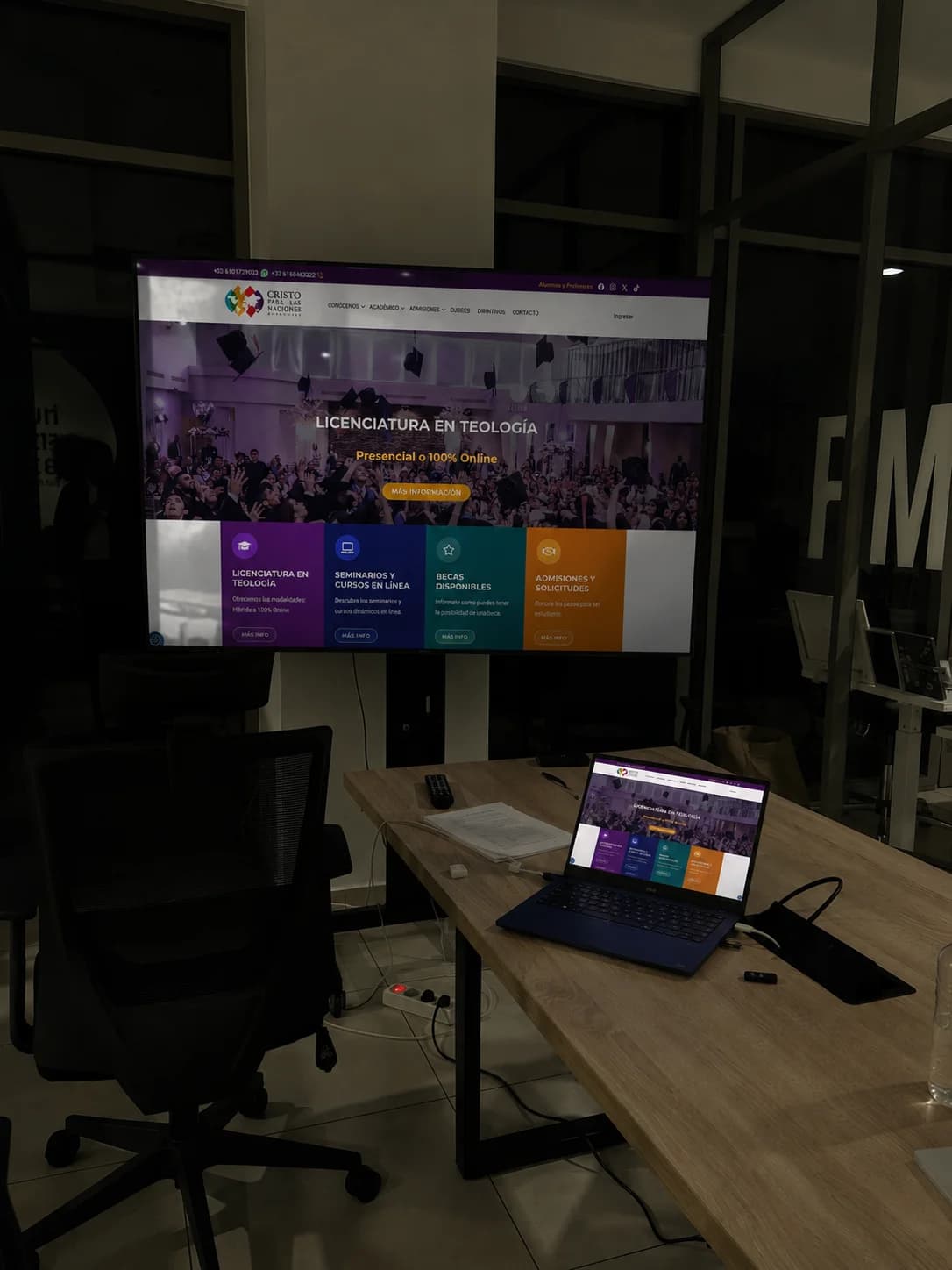 El sitio de Cristo para las Naciones Monterrey abierto en una laptop