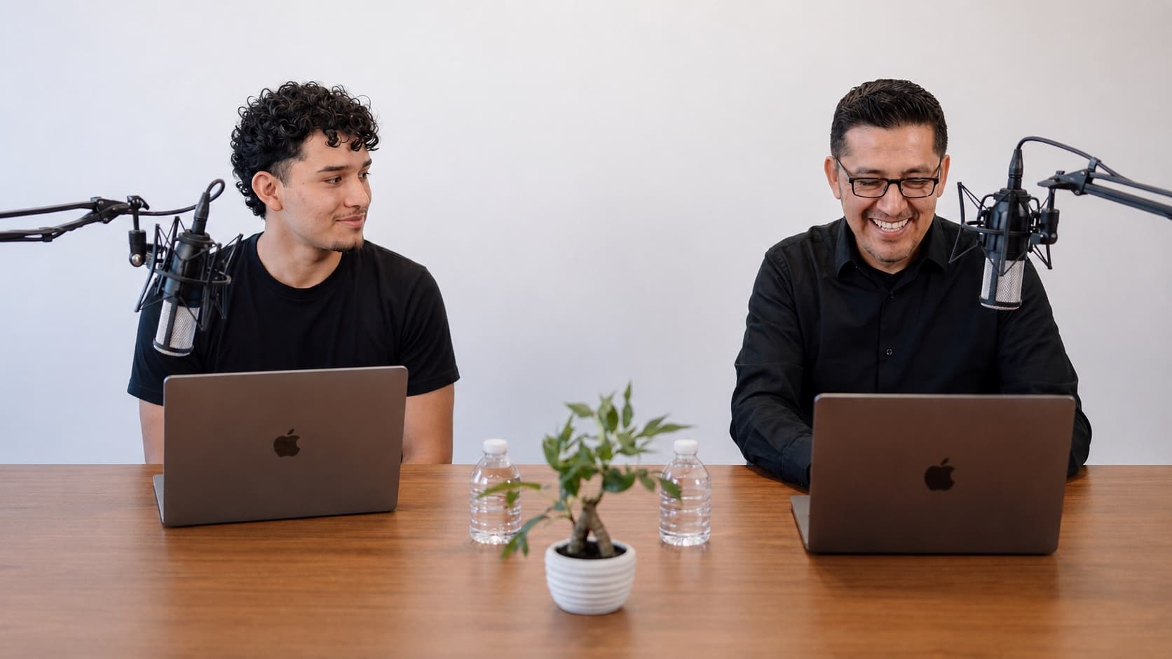 Pedro y Aarón Espinales grabando un episodio frente a sus laptops.